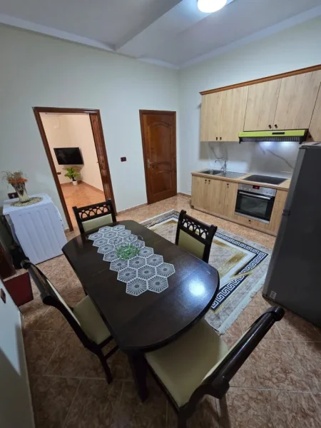 Tirane, jepet me qera apartament 1+1 , 70 m² 450 € (stacioni trenit)