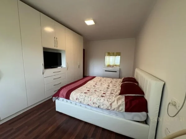 Tirane, jepet me qera apartament 2+1 Kati 4, 110 m² 800 € (Myslym Shyri)