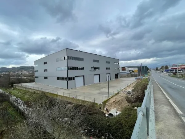 Tirane, jepet me qera magazine , 2.000 m² 6.000 € (VORE)