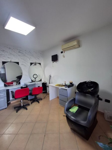 Vlore, jepet me qera dyqan Kati 1, 1 m² 200 € (Tek Shkolla Ismail Qemali,Orizi)