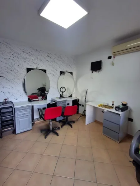 Vlore, jepet me qera dyqan Kati 1, 1 m² 200 € (Tek Shkolla Ismail Qemali,Orizi)