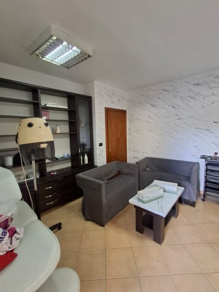 Vlore, jepet me qera dyqan Kati 1, 1 m² 200 € (Tek Shkolla Ismail Qemali,Orizi)