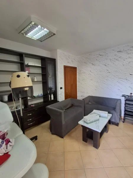 Vlore, jepet me qera dyqan Kati 1, 1 m² 200 € (Tek Shkolla Ismail Qemali,Orizi)