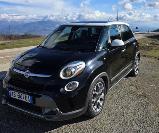 Tirane, shes makine Fiat 500L Trekking 4x4 Benzin, e zeze automatik Kondicioner 138.000 km 6.500 €