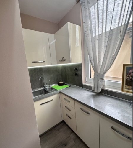 Tirane, jepet me qera apartament 2+1 Kati 2, 75 m² 700 € (KOMUNA E PARISIT)