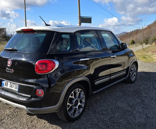 Tirane, shes makine Fiat 500L Trekking 4x4 Benzin, e zeze automatik Kondicioner 138.000 km 6.500 €