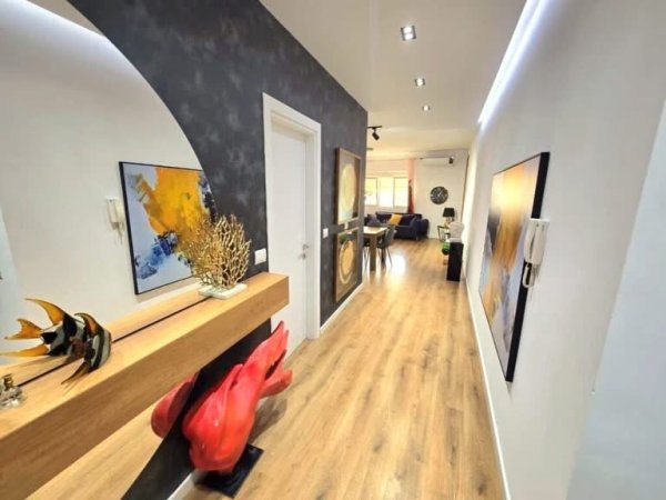 Tirane, shes apartament 2+1+2+Ballkon Kati 7, 105 m² 259.000 € (Komuna e Parisit)