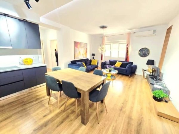 Tirane, shes apartament 2+1+2+Ballkon Kati 7, 105 m² 259.000 € (Komuna e Parisit)