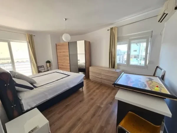 Tirane, shes apartament 2+1+2+Ballkon Kati 7, 105 m² 259.000 € (Komuna e Parisit)