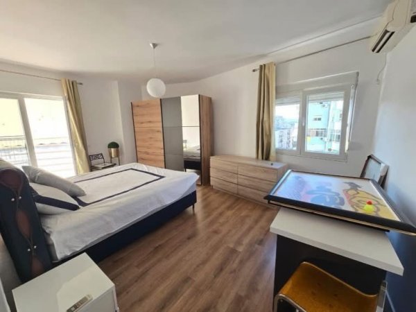 Tirane, shes apartament 2+1+2+Ballkon Kati 7, 105 m² 259.000 € (Komuna e Parisit)