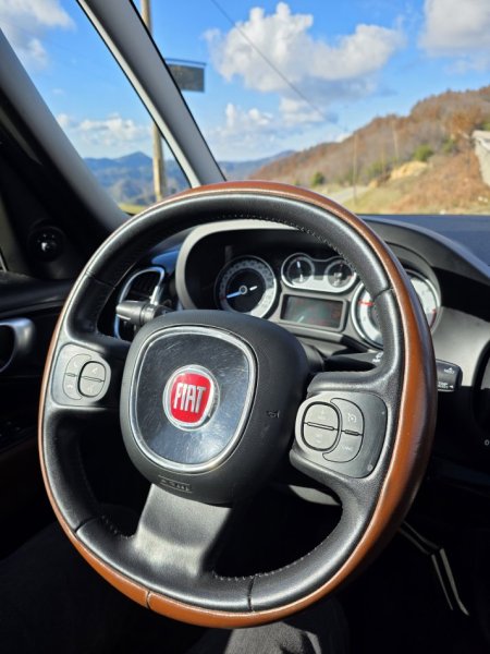 Tirane, shes makine Fiat 500L Trekking 4x4 Benzin, e zeze automatik Kondicioner 138.000 km 6.500 €