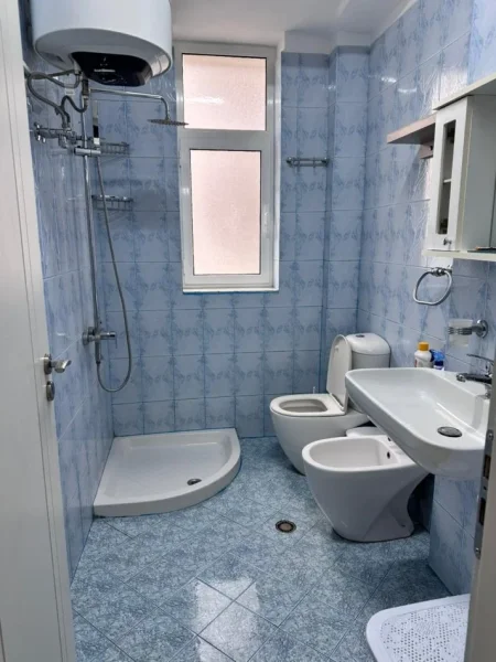 Tirane, jepet me qera apartament 2+1 , 90 m² 700 € (vasil shanto)