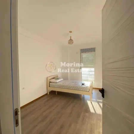 Tirane, jepet me qera apartament 3+1 Kati 3, 115 m² 500 € (Rruga 5 Maji)