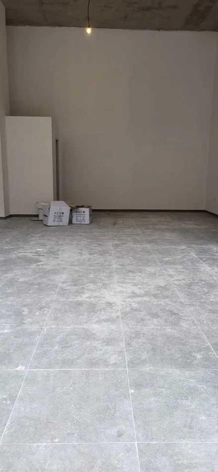 Tirane, jepet me qera dyqan Kati 0, 70 m² 2.100 € (RRUGA E BARRIKADAVE)