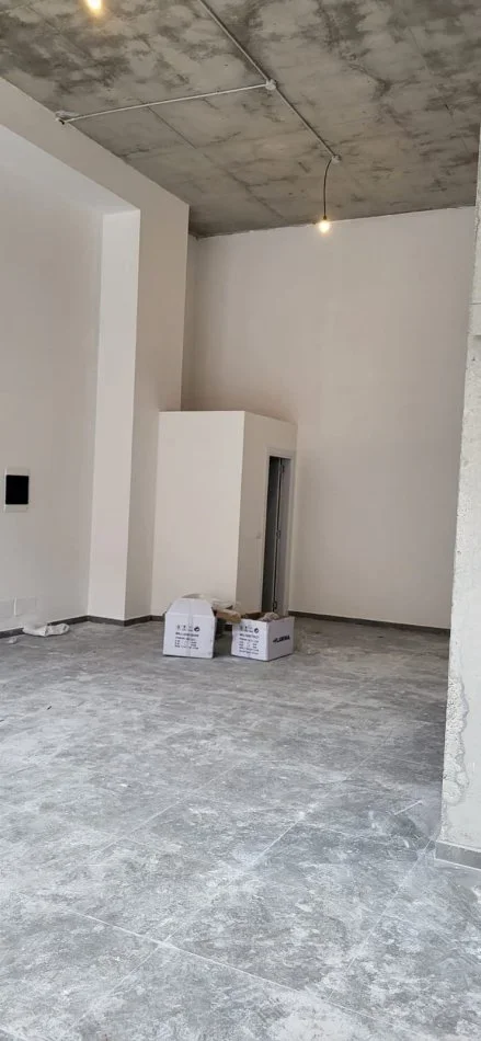 Tirane, jepet me qera dyqan Kati 0, 70 m² 2.100 € (RRUGA E BARRIKADAVE)