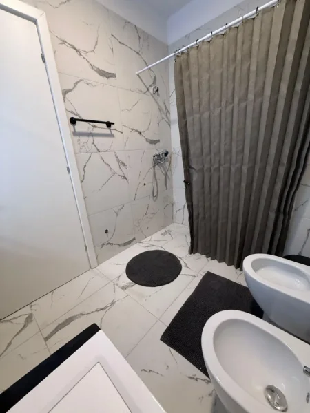 Tirane, jap me qera apartament 2+1 Kati 1, 84 m² (Rruga Gryka e Kaçanikut)