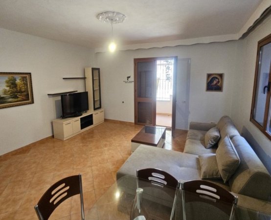 Tirane, jepet me qera apartament 2+1 Kati 1, 100 m² 500 € (KODRA E DIELLIT)