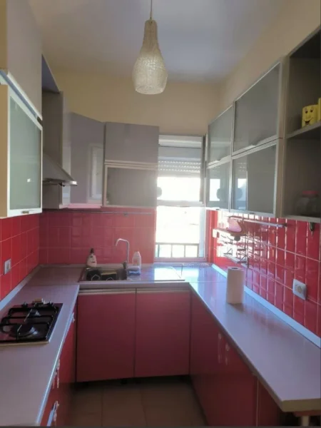 Tirane, jepet me qera apartament 2+1 , 70 m² 470 € (ali demi)