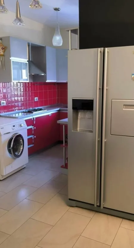 Tirane, jepet me qera apartament 2+1 , 70 m² 470 € (ali demi)