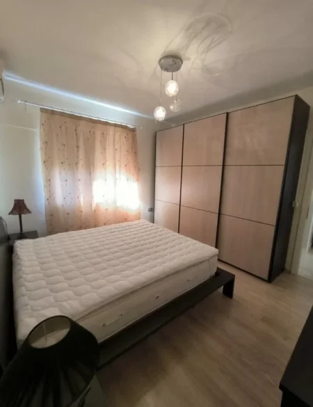 Tirane, jepet me qera apartament 2+1 , 70 m² 470 € (ali demi)