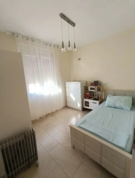 Tirane, jepet me qera apartament 2+1 , 70 m² 470 € (ali demi)