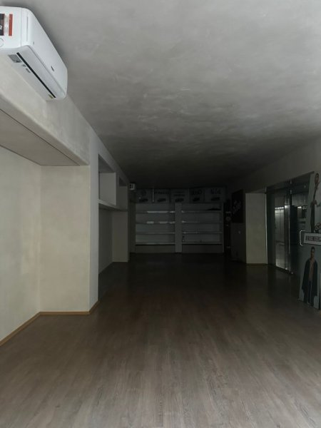 Tirane, jepet me qera dyqan Kati 0, 91 m² 3.300 € (QENDER)