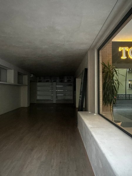 Tirane, jepet me qera dyqan Kati 0, 91 m² 3.300 € (QENDER)