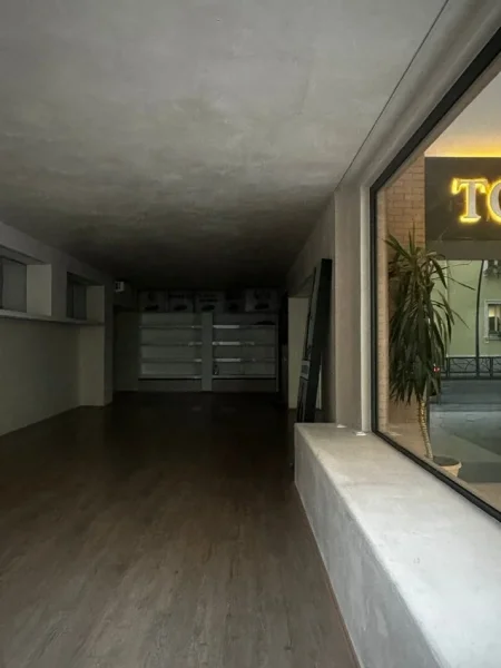 Tirane, jepet me qera dyqan Kati 0, 91 m² 3.300 € (QENDER)