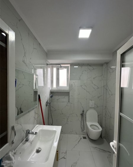 Tirane, jepet me qera apartament 2+1+Ballkon Kati 4, 80 m² 600 € (DON BOSKO)