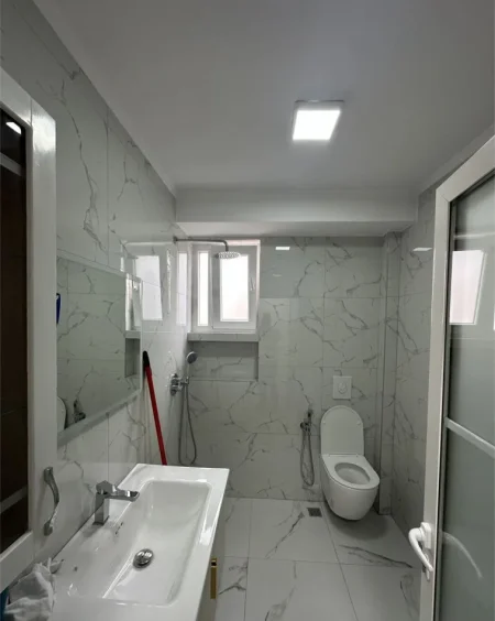 Tirane, jepet me qera apartament 2+1+Ballkon Kati 4, 80 m² 600 € (DON BOSKO)