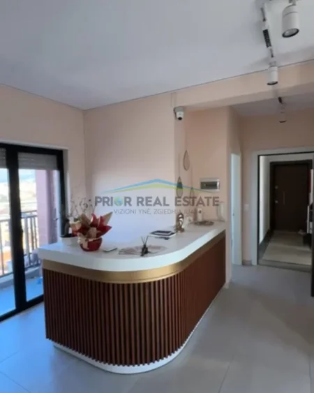 Tirane, jepet me qera apartament 3+1+2 Kati 8, 116 m² 750 € (Qender)