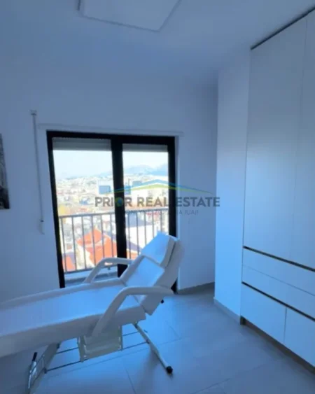 Tirane, jepet me qera apartament 3+1+2 Kati 8, 116 m² 750 € (Qender)