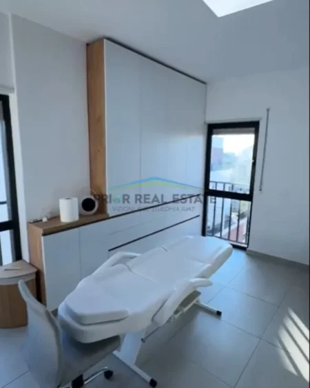 Tirane, jepet me qera apartament 3+1+2 Kati 8, 116 m² 750 € (Qender)