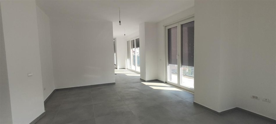 Tirane, jepet me qera zyre Kati 6, 220 m² 2.500 € (RRUGA E DIBRES)
