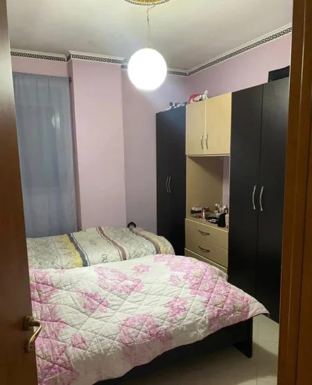 Tirane, jepet me qera apartament 2+1+Ballkon Kati 4, 110 m² 600 € (KOMUNA E PARISIT)
