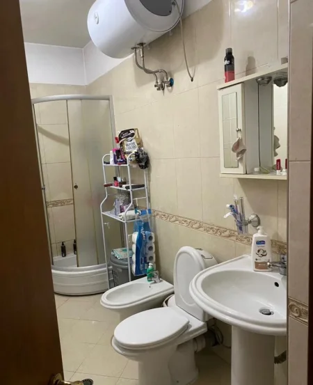 Tirane, jepet me qera apartament 2+1+Ballkon Kati 4, 110 m² 600 € (KOMUNA E PARISIT)