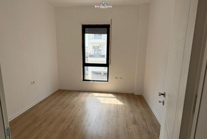 Tirane, jepet me qera dyqan Kati 1, 104 m² 700 € (Rruga Xhanfize Keko)