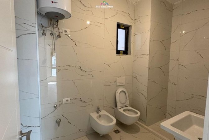 Tirane, jepet me qera dyqan Kati 1, 104 m² 700 € (Rruga Xhanfize Keko)