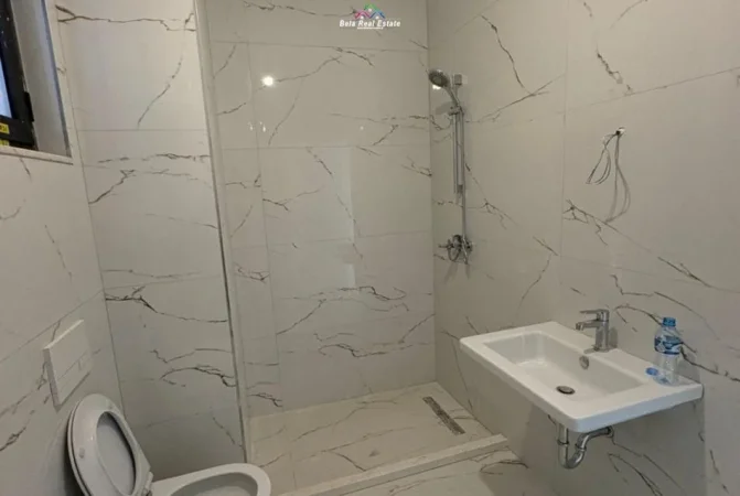 Tirane, jepet me qera dyqan Kati 1, 104 m² 700 € (Rruga Xhanfize Keko)