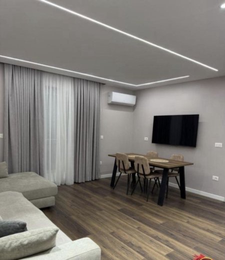 Tirane, jepet me qera apartament 1+1+Ballkon Kati 1, 60 m² 700 € (STACIONI TRENIT)