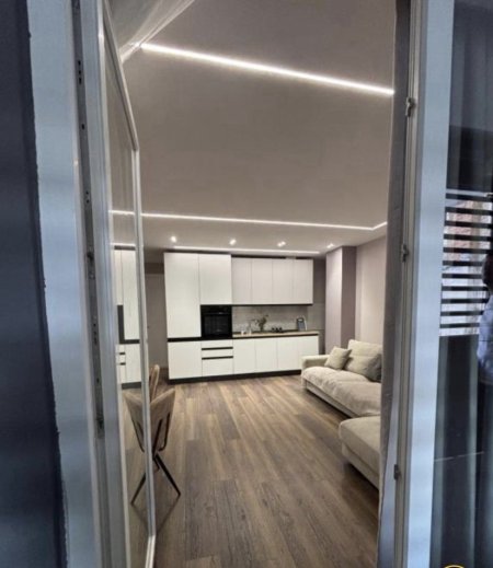 Tirane, jepet me qera apartament 1+1+Ballkon Kati 1, 60 m² 700 € (STACIONI TRENIT)