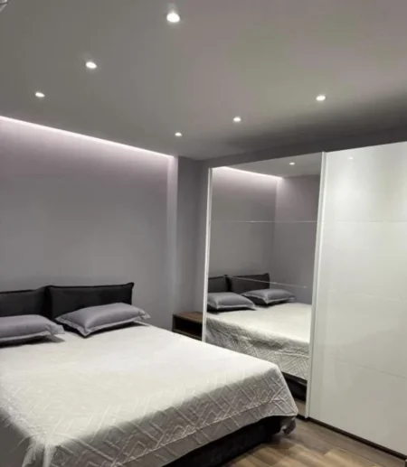 Tirane, jepet me qera apartament 1+1+Ballkon Kati 1, 60 m² 700 € (STACIONI TRENIT)