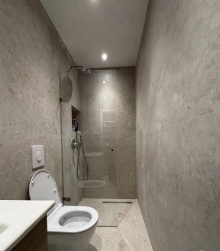 Tirane, jepet me qera apartament 1+1+Ballkon Kati 1, 60 m² 700 € (STACIONI TRENIT)