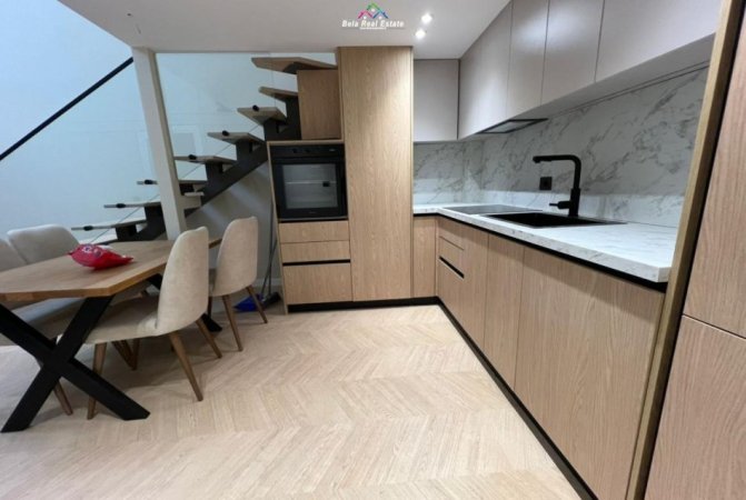 Tirane, shes apartament duplex 2+1 Kati 2, 114 m² 200.000 € (Rruga e Kavajes)