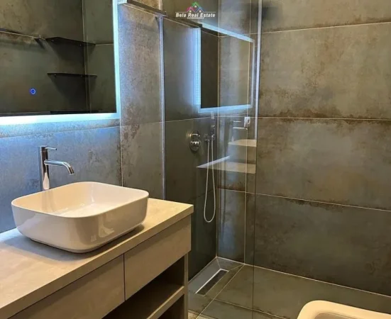 Tirane, jepet me qera apartament 3+1 Kati 14, 140 m² 2.800 € (Rruga e KAvajes)