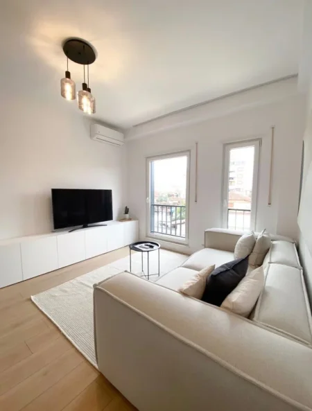 jepet me qera apartament , 65 m² 900 € (pranë SPAK)