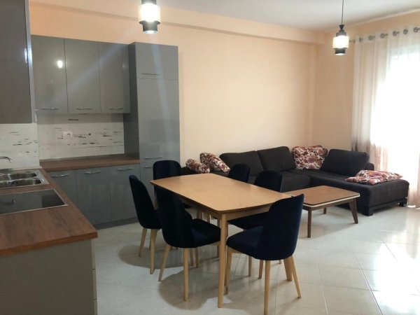 Tirane, jepet me qera apartament 2+1 Kati 6, 700 € (bulevardi bajram curri)