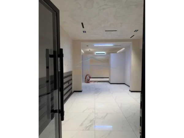 Tirane, jepet me qera ambjent biznesi Kati 0, 85 m² 1.200 € (Rruga Kosovareve)