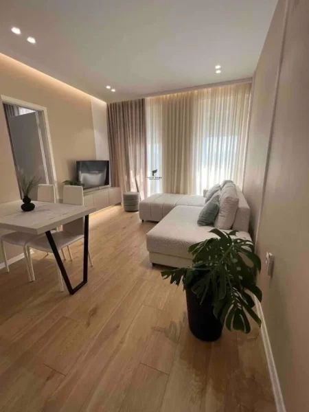 Tirane, jepet me qera apartament 1+1+Ballkon Kati 8, 60 m² 600 € (SIRI KODRA)