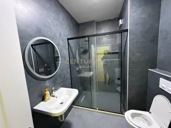 Tirane, jepet me qera apartament 2+1 Kati 8, 100 m² 650 € 
